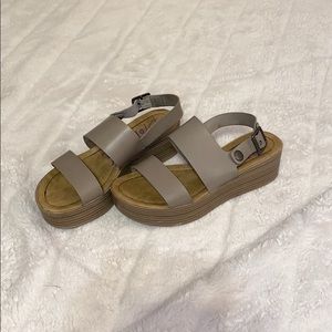 Blowfish platform sandals 🌼